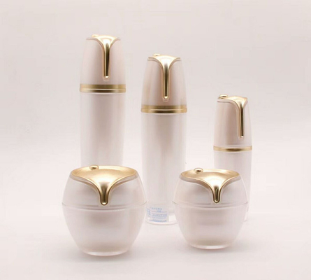 les bouteilles acryliques en plastique de sérum de nouveau de conception de 15ml 30ml 50ml Chine double paquet cosmétique d'or de mur font face au soin