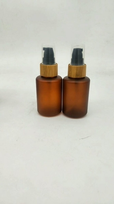 la bouteille cosmétique en bambou 60ml a givré la bouteille en plastique d'animal familier ambre